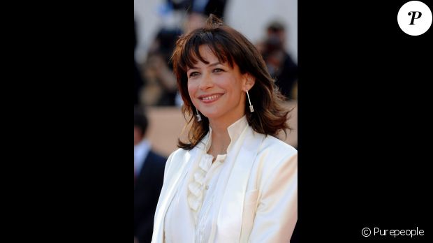 Icône glamour, Sophie Marceau incarne l&#039;élégance à la française, focus sur ses looks.