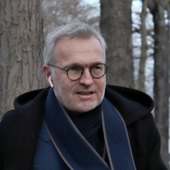 Laurent Ruquier, le bras plâtré - Arrivées des people à l'enregistrement de l'émission ' Vivement Dimanche ' au studio Gabriel à Paris le 13 novembre 2019.