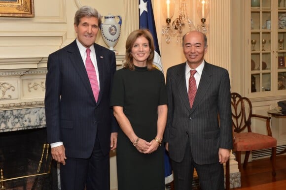 Caroline Kennedy, ambassadrice des Etats-Unis au Japon, entre John Kerry et Kenichiro Sasae le 12 novembre 2013 à Washington.