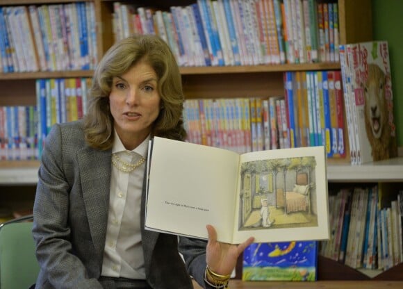 Caroline Kennedy, ambassadrice des Etats-Unis au Japon, dans une école élémentaire de Mangokuura le 25 novembre 2013