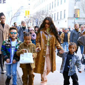 Kim Kardashian, ses enfants North et Saint, et le fils de Consequence, Caiden, se baladent à New York. Le 22 décembre 2019.