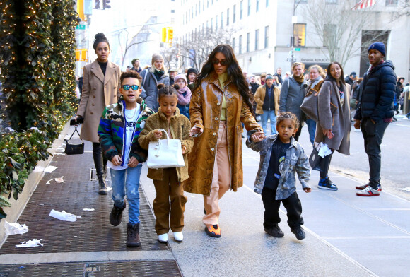 Kim Kardashian, ses enfants North et Saint, et le fils de Consequence, Caiden, se baladent à New York. Le 22 décembre 2019.