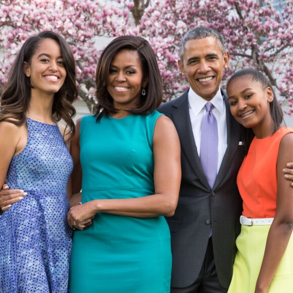 Le président américain Barack Obama, sa femme Michelle Obama et leurs filles Malia et Sasha posent en famille avec leurs chiens Bo et Sunny dans le jardin Rose de la Maison Blanche le dimanche de Pâques, à Washington, le 5 avril 2015.