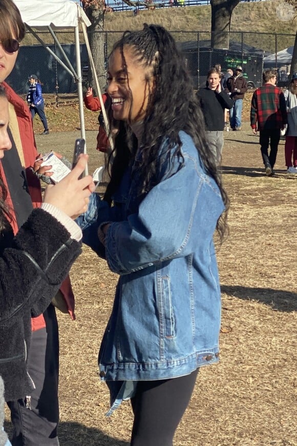 Exclusif - Malia Obama et son compagnon Rory Farquharson sont allés assister à un match de football Yale-Harvard à New Haven dans le Connecticut. Le match de football a été retardé par quelques étudiants manifestant pour le climat. Le 23 novembre 2019.