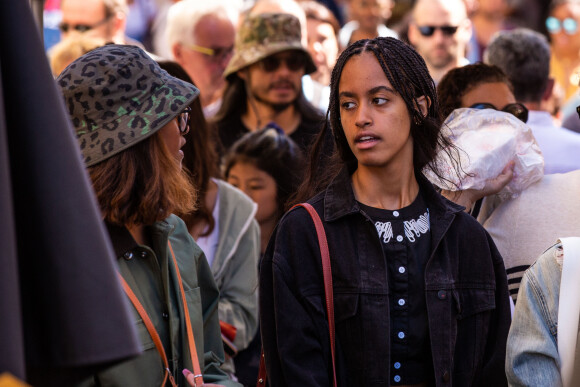 Malia et sa soeur Natasha Obama se promènent sur le marché de L'Isle-sur-la-Sorgue, le 15 juin 2019.