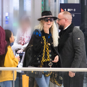 Exclusif - Laeticia Hallyday, sa fille Joy et Madeleine, la fille de Pascal Balland - Laeticia Hallyday, son compagnon et toute la famille arrivent à l'aéroport de Paris-Orly après avoir passé des vacances et le nouvel An à Marrakech au Maroc, à Orly, France, le 3 janvier 2020.