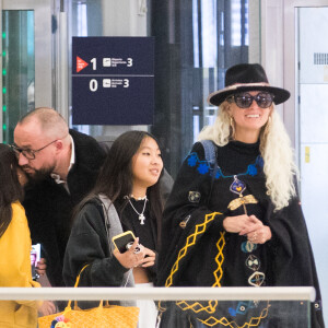 Exclusif - Laeticia Hallyday, ses filles Jade et Joy - Laeticia Hallyday, son compagnon et toute la famille arrivent à l'aéroport de Paris-Orly après avoir passé des vacances et le nouvel An à Marrakech au Maroc, à Orly, France, le 3 janvier 2020.