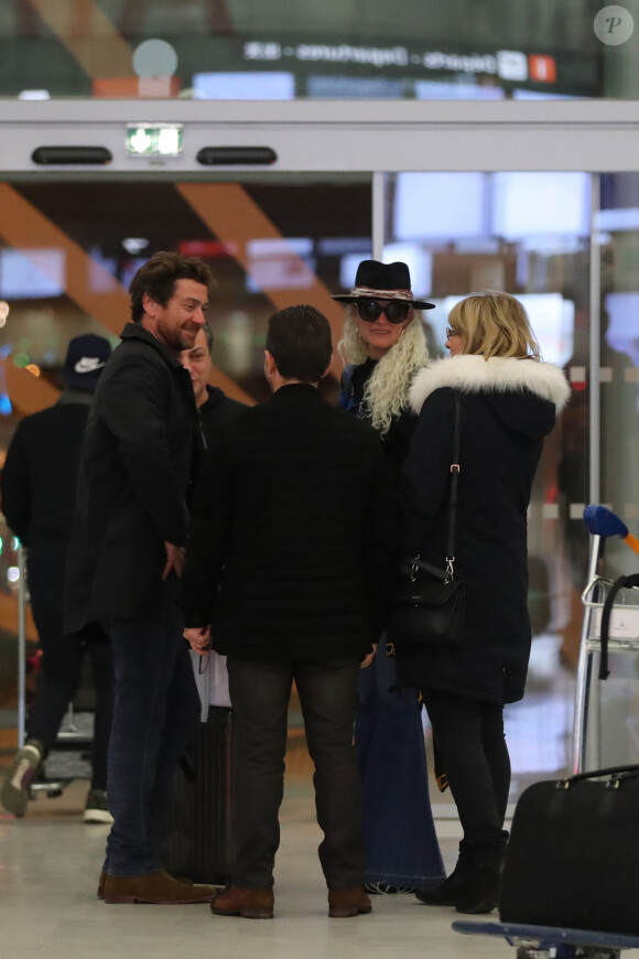 Exclusif - Laeticia Hallyday, son compagnon Pascal Balland et Carl, chauffeur et garde du corps - Laeticia Hallyday, son compagnon et toute la famille arrivent à l'aéroport de Paris-Orly après avoir passé des vacances et le nouvel An à Marrakech au Maroc, à Orly, France, le 3 janvier 2020.