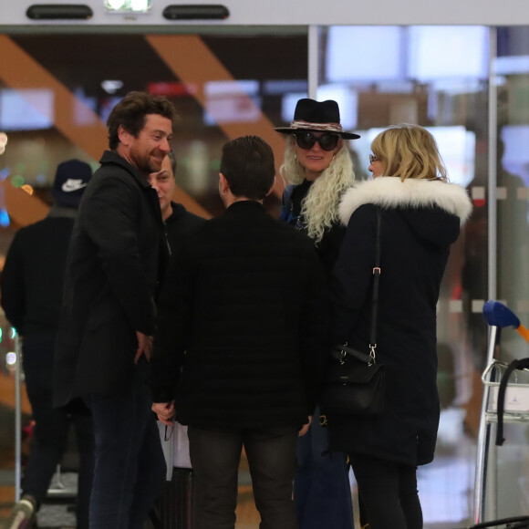 Exclusif - Laeticia Hallyday, son compagnon Pascal Balland et Carl, chauffeur et garde du corps - Laeticia Hallyday, son compagnon et toute la famille arrivent à l'aéroport de Paris-Orly après avoir passé des vacances et le nouvel An à Marrakech au Maroc, à Orly, France, le 3 janvier 2020.