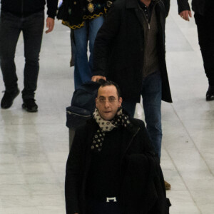 Exclusif - Laeticia Hallyday, ses filles Jade et Joy, Pascal Balland, Madeleine, la fille de Pascal Balland et Carl, chauffeur et garde du corps - Laeticia Hallyday, son compagnon et toute la famille arrivent à l'aéroport de Paris-Orly après avoir passé des vacances et le nouvel An à Marrakech au Maroc, à Orly, France, le 3 janvier 2020.