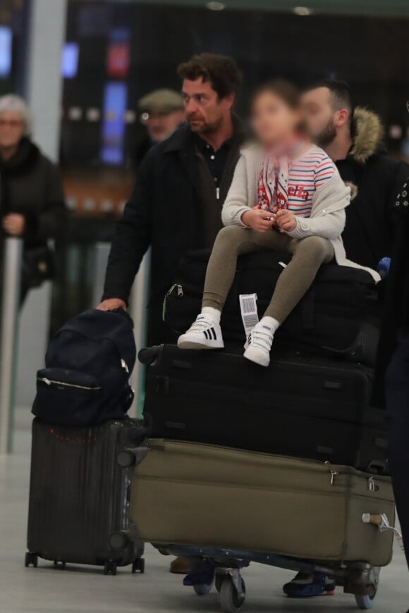 Exclusif - Pascal Balland et sa fille Madeleine - Laeticia Hallyday, son compagnon et toute la famille arrivent à l'aéroport de Paris-Orly après avoir passé des vacances et le nouvel An à Marrakech au Maroc, à Orly, France, le 3 janvier 2020.