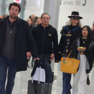 Exclusif - Laeticia Hallyday, ses filles Jade et Joy, Pascal Balland et Carl, chauffeur et garde du corps - Laeticia Hallyday, son compagnon et toute la famille arrivent à l'aéroport de Paris-Orly après avoir passé des vacances et le nouvel An à Marrakech au Maroc, à Orly, France, le 3 janvier 2020.