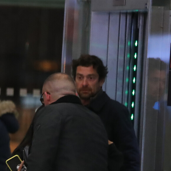Exclusif - Laeticia Hallyday et son compagnon Pascal Balland - Laeticia Hallyday, son compagnon et toute la famille arrivent à l'aéroport de Paris-Orly après avoir passé des vacances et le nouvel An à Marrakech au Maroc, à Orly, France, le 3 janvier 2020.