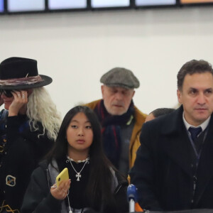 Exclusif - Laeticia Hallyday, sa fille Jade et Carl, chauffeur et garde du corps - Laeticia Hallyday, son compagnon et toute la famille arrivent à l'aéroport de Paris-Orly après avoir passé des vacances et le nouvel An à Marrakech au Maroc, à Orly, France, le 3 janvier 2020.