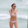 Exclusif - Katie Cassidy sur la plage à Miami, le 27 décembre 2015.