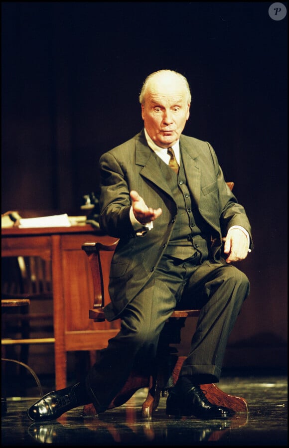 Michel Bouquet dans la pièce "À torts et à raisons" au théâtre Montparnasse à Paris le 2 septembre 1999.