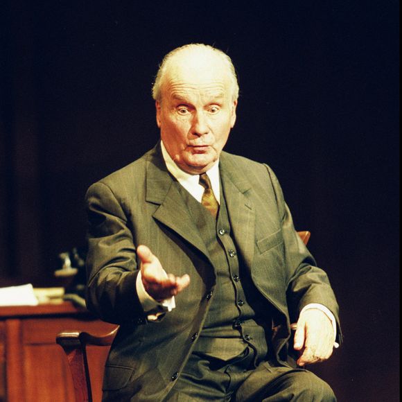 Michel Bouquet dans la pièce "À torts et à raisons" au théâtre Montparnasse à Paris le 2 septembre 1999.