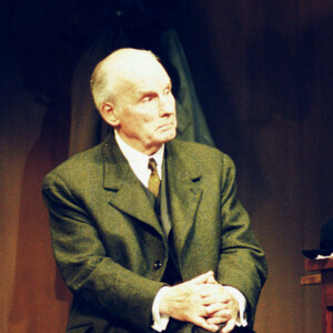 Michel Bouquet et Claude Brasseur dans la pièce "À torts et à raisons" au théâtre Montparnasse à Paris le 2 septembre 1999.