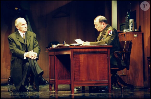 Michel Bouquet et Claude Brasseur dans la pièce "À torts et à raisons" au théâtre Montparnasse à Paris le 2 septembre 1999.