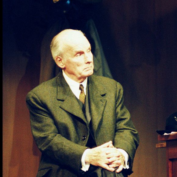 Michel Bouquet et Claude Brasseur dans la pièce "À torts et à raisons" au théâtre Montparnasse à Paris le 2 septembre 1999.