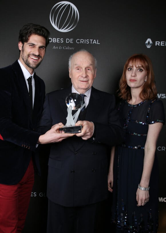 Exclusif - Michel Bouquet (Meilleur comédien dans "Le Tartuffe" de Molière) entre Alexandre Ruby et Lolita Chammah - Backstage - 12ème cérémonie des Globes de Cristal au Lido à Paris, le 12 février 2018. © Rachid Bellak / Pool / Bestimage 