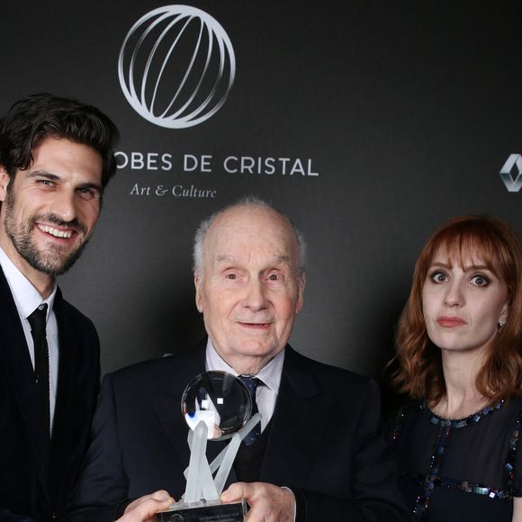 Exclusif - Michel Bouquet (Meilleur comédien dans "Le Tartuffe" de Molière) entre Alexandre Ruby et Lolita Chammah - Backstage - 12ème cérémonie des Globes de Cristal au Lido à Paris, le 12 février 2018. © Rachid Bellak / Pool / Bestimage 