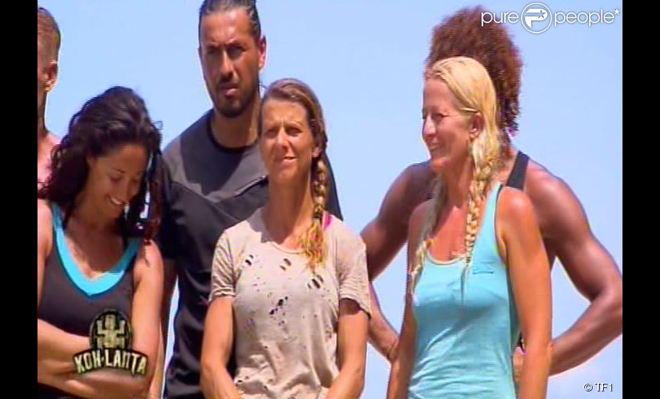 Sara aux côtés de Sandra et Florence - &quot;Koh-Lanta 2014&quot; sur TF1. Episode diffusé le 19 septembre 2014.