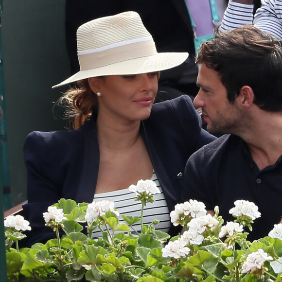 Caroline Receveur (enceinte) et son compagnon Hugo Philip - People dans les tribunes des Internationaux de France de Tennis de Roland Garros à Paris. Le 9 juin 2018 © Cyril Moreau / Bestimage