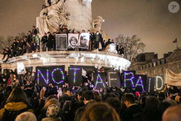Rassemblement sur la place de la République suite à l'attentat au siège de "Charlie Hebdo" à Paris le 7 janvier 2015.