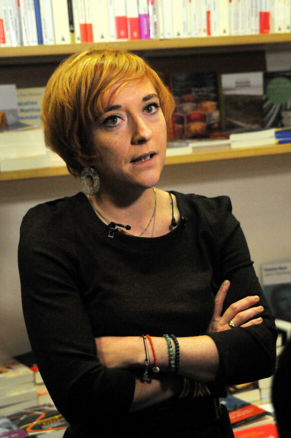 Chloé Verlhac (épouse du dessinateur de "Charlie Hebdo" assassiné, Tignous) lors de la séance de dédicaces de son livre hommage à Tignous au Théâtre du Rond Point à Paris. Le 15 octobre 2015. @Alain Apaydin/ABACAPRESS.COM
