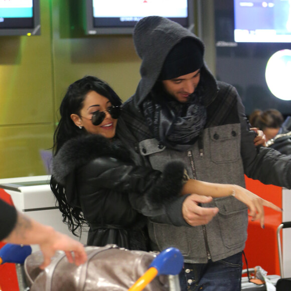 Nabilla et Thomas a l'aeroport de Roissy le 13 janvier 2013 .
