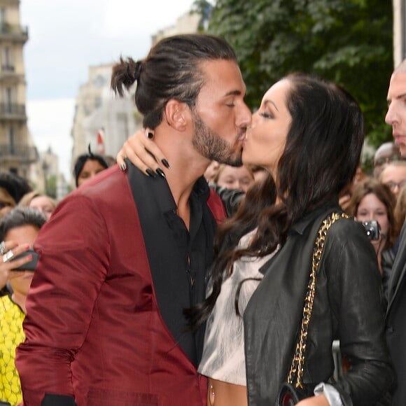 Nabilla Benattia embrasse son compagnon Thomas, lorsqu'elle arrive au defile de mode Jean-Paul Gaultier a Paris.