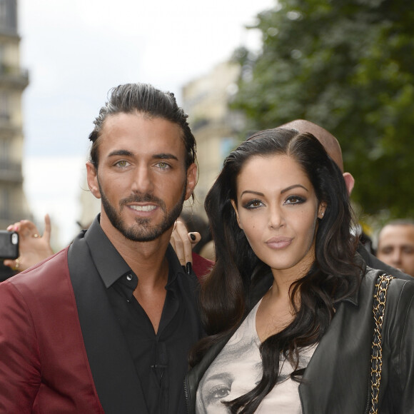 Nabilla Benattia embrasse son compagnon Thomas, lorsqu'elle arrive au defile de mode Jean-Paul Gaultier a Paris.