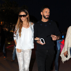 Nabilla Benattia et son compagnon Thomas Vergara se promènent à Cannes à l'occasion du festival du film le 18 mai 2014.