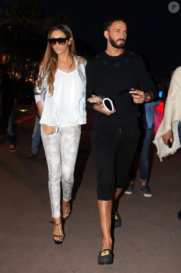 Nabilla Benattia et son compagnon Thomas Vergara se promènent à Cannes à l'occasion du festival du film le 18 mai 2014.
