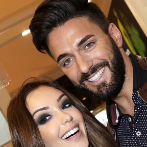 Nabilla Benattia et son compagnon Thomas Vergara en visite au 37ème Salon du Livre à la Porte de Versailles à Paris, le 25 mars 2017. © Cédric Perrin/Bestimage