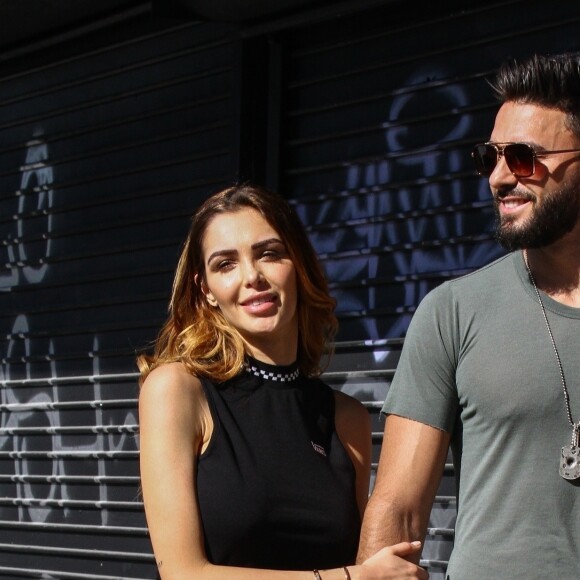 Exclusif - Nabilla Benattia et son compagnon Thomas Vergara s'embrassent et posent en couple contre des murs tagués pour un photoshoot à Miami, le 13 mars 2018.