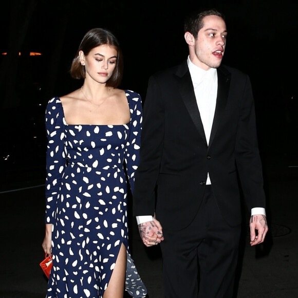 Kaia Gerber et son compagnon Pete Davidson se sont rendus samedi soir à la fête de mariage d'un couple d'amis. Dans l'après-midi, le couple a été aperçu s'embrassant langoureusement au bord d'une piscine d'un hôtel à Miami le 23 Novembre 2019.