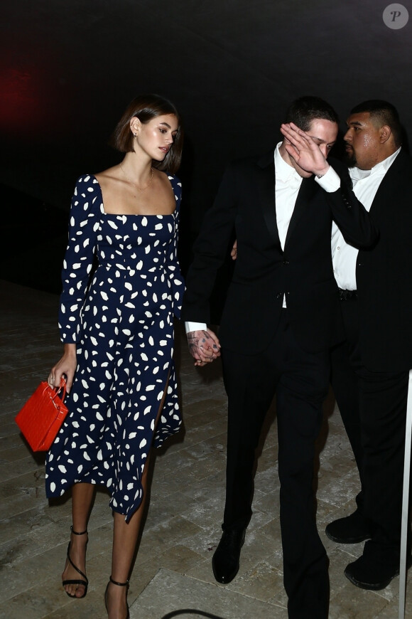 Kaia Gerber et son compagnon Pete Davidson se sont rendus samedi soir à la fête de mariage d'un couple d'amis. Dans l'après-midi, le couple a été aperçu s'embrassant langoureusement au bord d'une piscine d'un hôtel à Miami le 23 Novembre 2019.