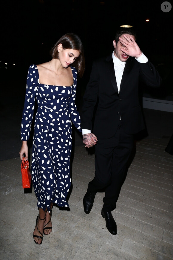 Kaia Gerber et son compagnon Pete Davidson se sont rendus samedi soir à la fête de mariage d'un couple d'amis. Dans l'après-midi, le couple a été aperçu s'embrassant langoureusement au bord d'une piscine d'un hôtel à Miami le 23 Novembre 2019.