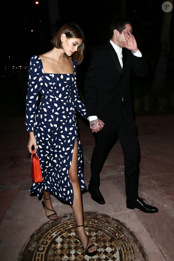 Kaia Gerber et son compagnon Pete Davidson se sont rendus samedi soir à la fête de mariage d'un couple d'amis. Dans l'après-midi, le couple a été aperçu s'embrassant langoureusement au bord d'une piscine d'un hôtel à Miami le 23 Novembre 2019.
