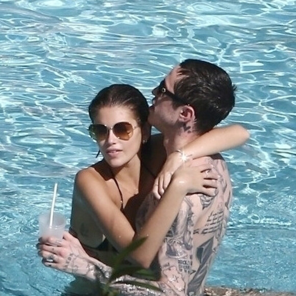 Kaia Gerber et son compagnon Pete Davidson vivent la parfait amour. Le coupe a été vu s'embrassant à de multiples reprises au bord d'une piscine à Miami le 23 Novembre 2019.