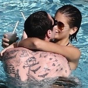 Kaia Gerber et son compagnon Pete Davidson vivent la parfait amour. Le coupe a été vu s'embrassant à de multiples reprises au bord d'une piscine à Miami le 23 Novembre 2019.