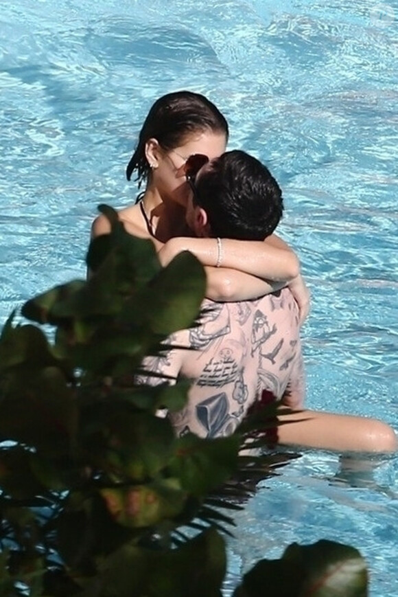 Kaia Gerber et son compagnon Pete Davidson vivent la parfait amour. Le coupe a été vu s'embrassant à de multiples reprises au bord d'une piscine à Miami le 23 Novembre 2019.