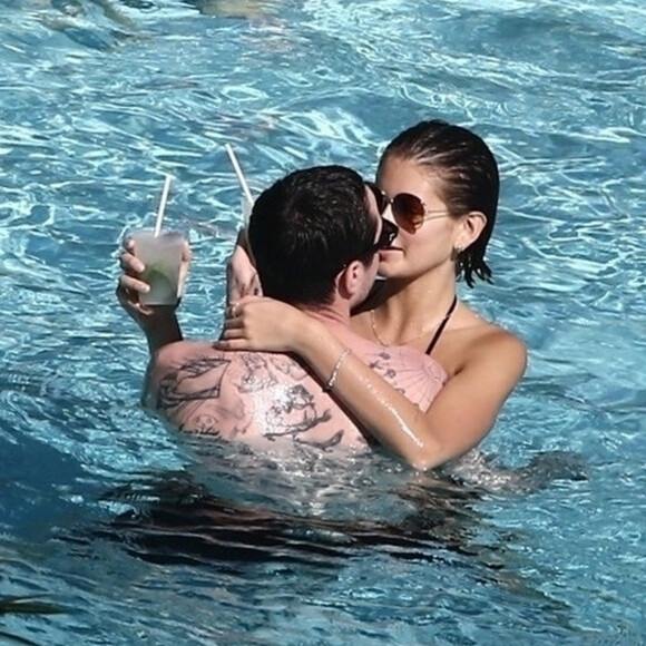 Kaia Gerber et son compagnon Pete Davidson vivent la parfait amour. Le coupe a été vu s'embrassant à de multiples reprises au bord d'une piscine à Miami le 23 Novembre 2019.