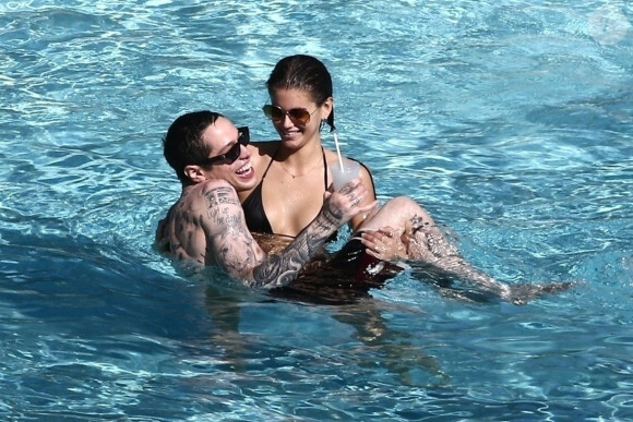 Kaia Gerber et son compagnon Pete Davidson vivent la parfait amour. Le coupe a été vu s'embrassant à de multiples reprises au bord d'une piscine à Miami le 23 Novembre 2019.