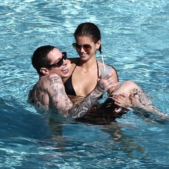 Kaia Gerber et son compagnon Pete Davidson vivent la parfait amour. Le coupe a été vu s'embrassant à de multiples reprises au bord d'une piscine à Miami le 23 Novembre 2019.