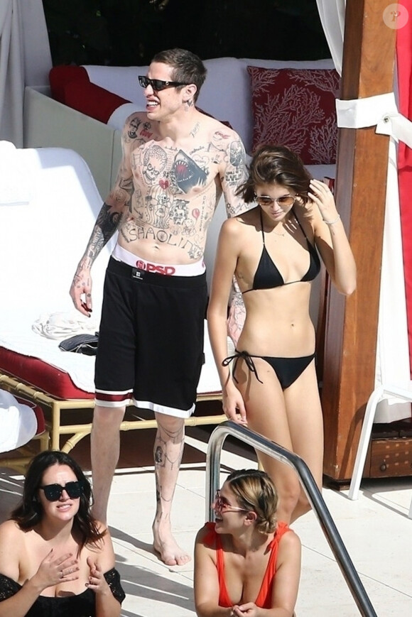 Kaia Gerber et son compagnon Pete Davidson vivent la parfait amour. Le coupe a été vu s'embrassant à de multiples reprises au bord d'une piscine à Miami le 23 Novembre 2019.
