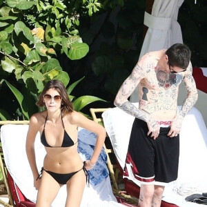 Kaia Gerber et son compagnon Pete Davidson vivent la parfait amour. Le coupe a été vu s'embrassant à de multiples reprises au bord d'une piscine à Miami le 23 Novembre 2019.