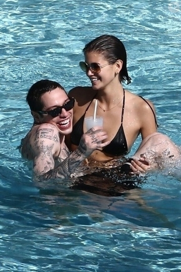 Kaia Gerber et son compagnon Pete Davidson vivent la parfait amour. Le coupe a été vu s'embrassant à de multiples reprises au bord d'une piscine à Miami le 23 Novembre 2019.